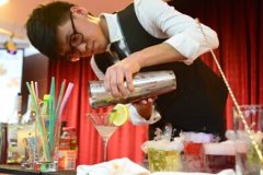 賓館管理專業(yè)學生比拼調酒技藝